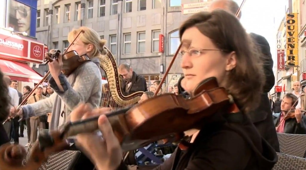 Star Wars orchestra flash-mob